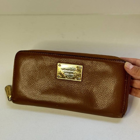 Michael Kors Handbags - Michael Kors Jet Set Wallet, Large Light Tan Brown Zip Around Inside Pockets